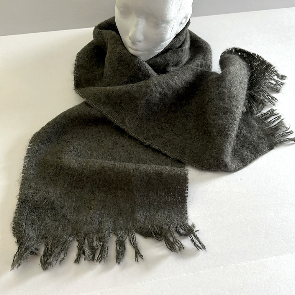 GUILLEUME DE MONS || Gray Fringe Scarf.